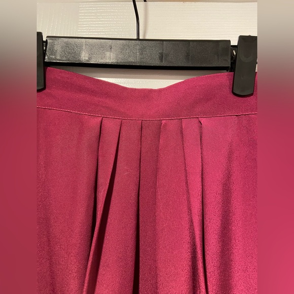 Harper & Gray Size S Silky Pleated Front Elastic Waist Burgundy Zip Midi Skirt - Picture 5 of 12
